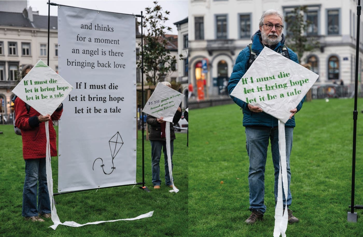 WeMove-Aktivistinnen und -Aktivisten halten vor dem Europäischen Parlament Drachen mit den Worten von Refaat Alareer.