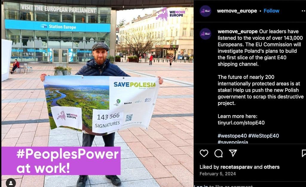 Marek, van onze partner OTOP, houdt een spandoek vast met het aantal handtekeningen op onze petitie voordat hij onze zaak presenteert aan de milieucommissaris in het Europees Parlement.