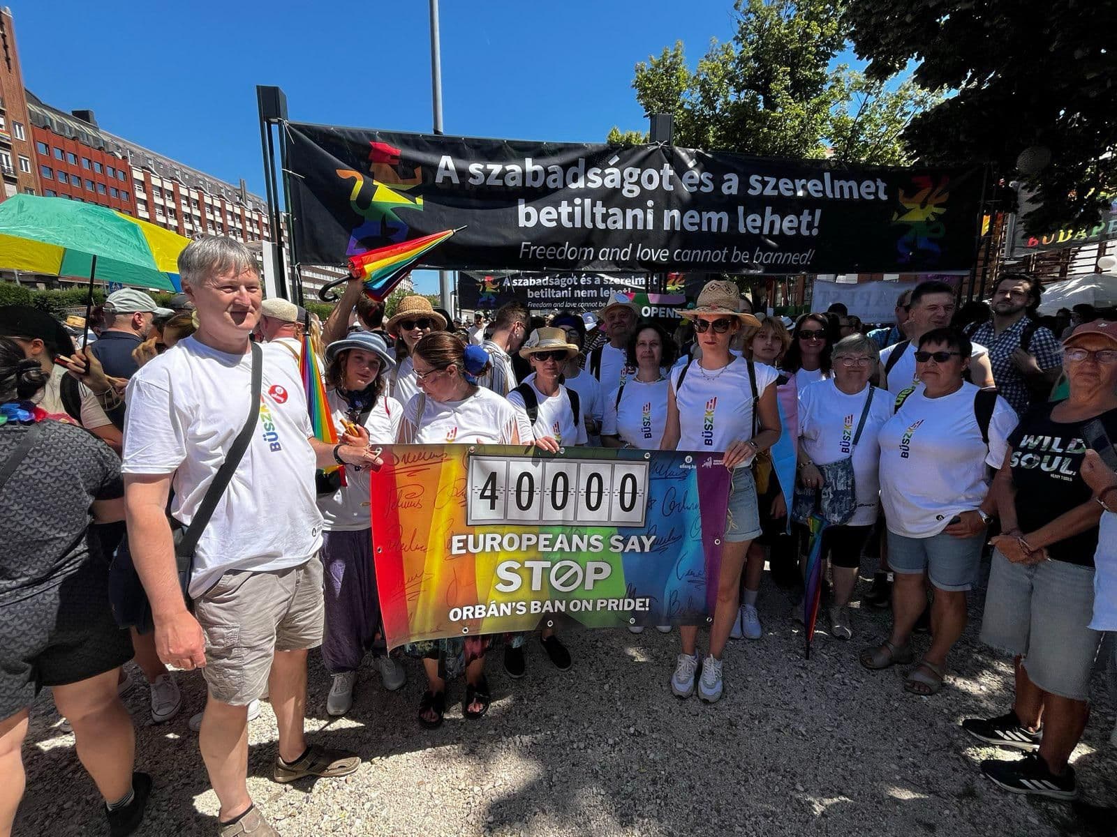 I membri di aHang, i nostri partner, hanno esposto uno striscione con la scritta "40.000 europei dicono STOP al divieto del Pride di Orbán" al Pride di Budapest, il 28.06.2025.