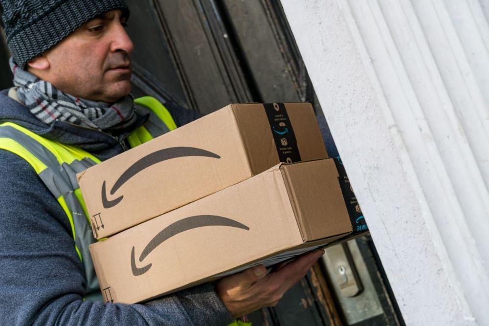 Image d'un employé d'Amazon livrant des colis