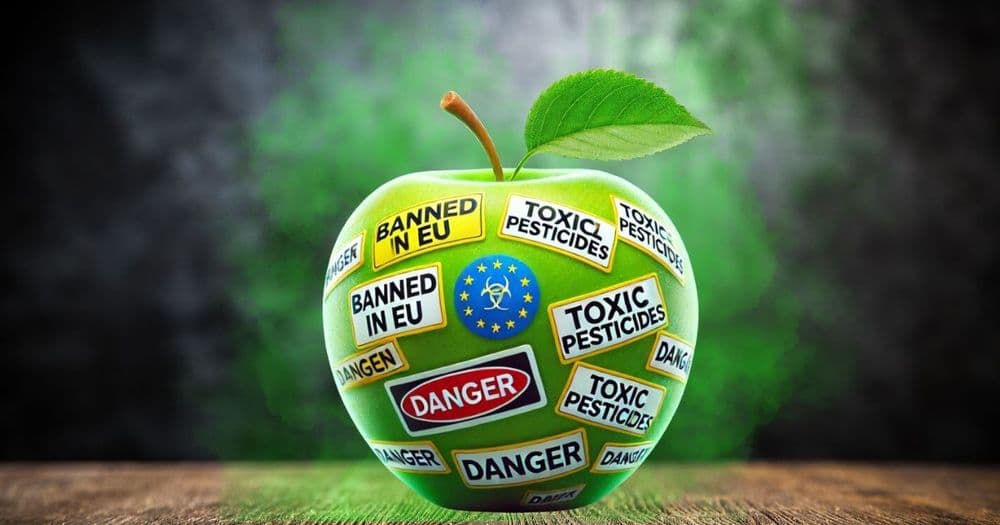 Une pomme avec des étiquettes indiquant sa toxicité