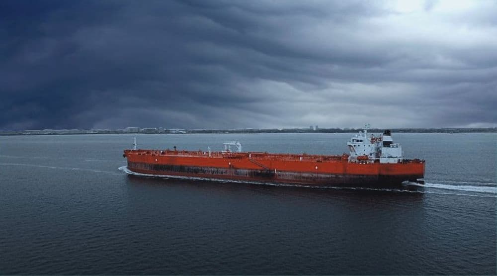 Oude tanker op zee