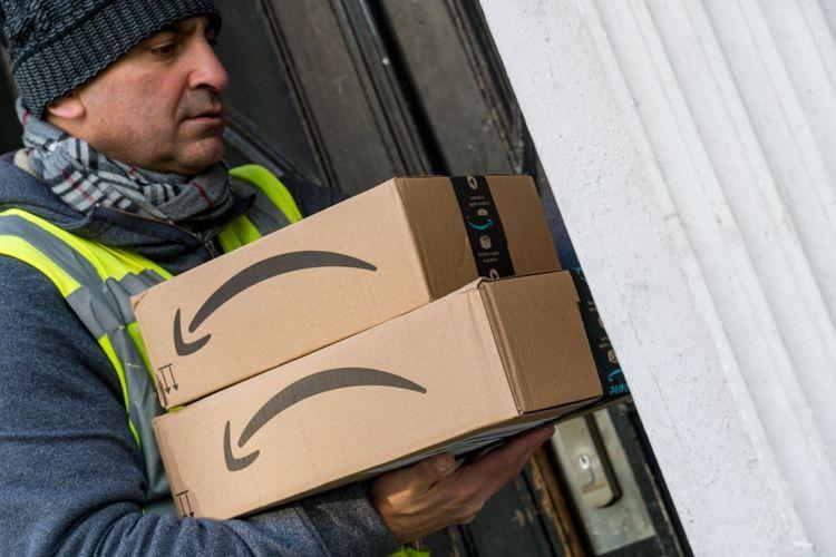 Afbeelding van een Amazon-medewerker die pakketten aflevert