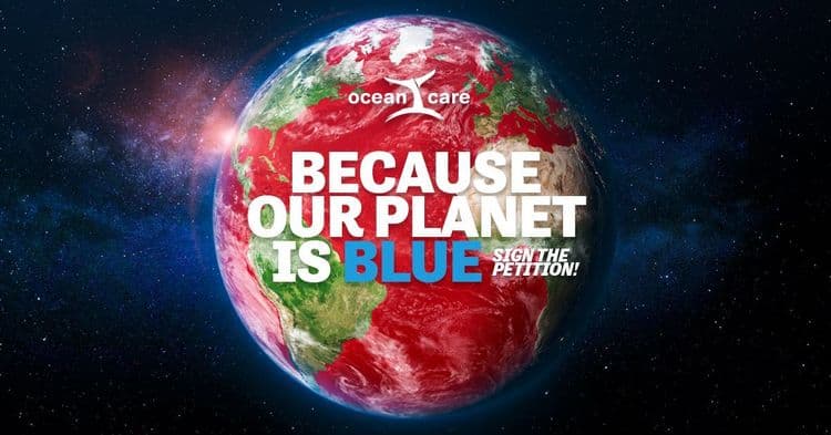 Una terra rossa con la scritta “Perché il nostro pianeta è blu - Firma la petizione”