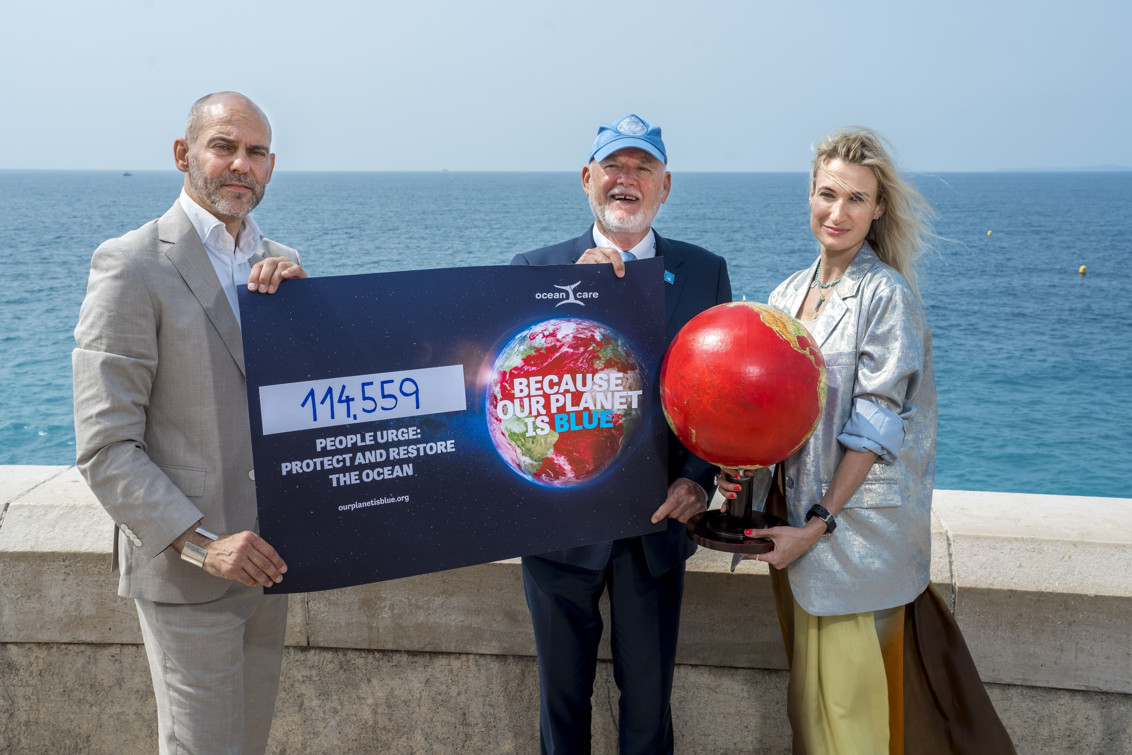 Foto: OceanCare consegna le firme all'inviato speciale delle Nazioni Unite per l’oceano Peter Thomson 